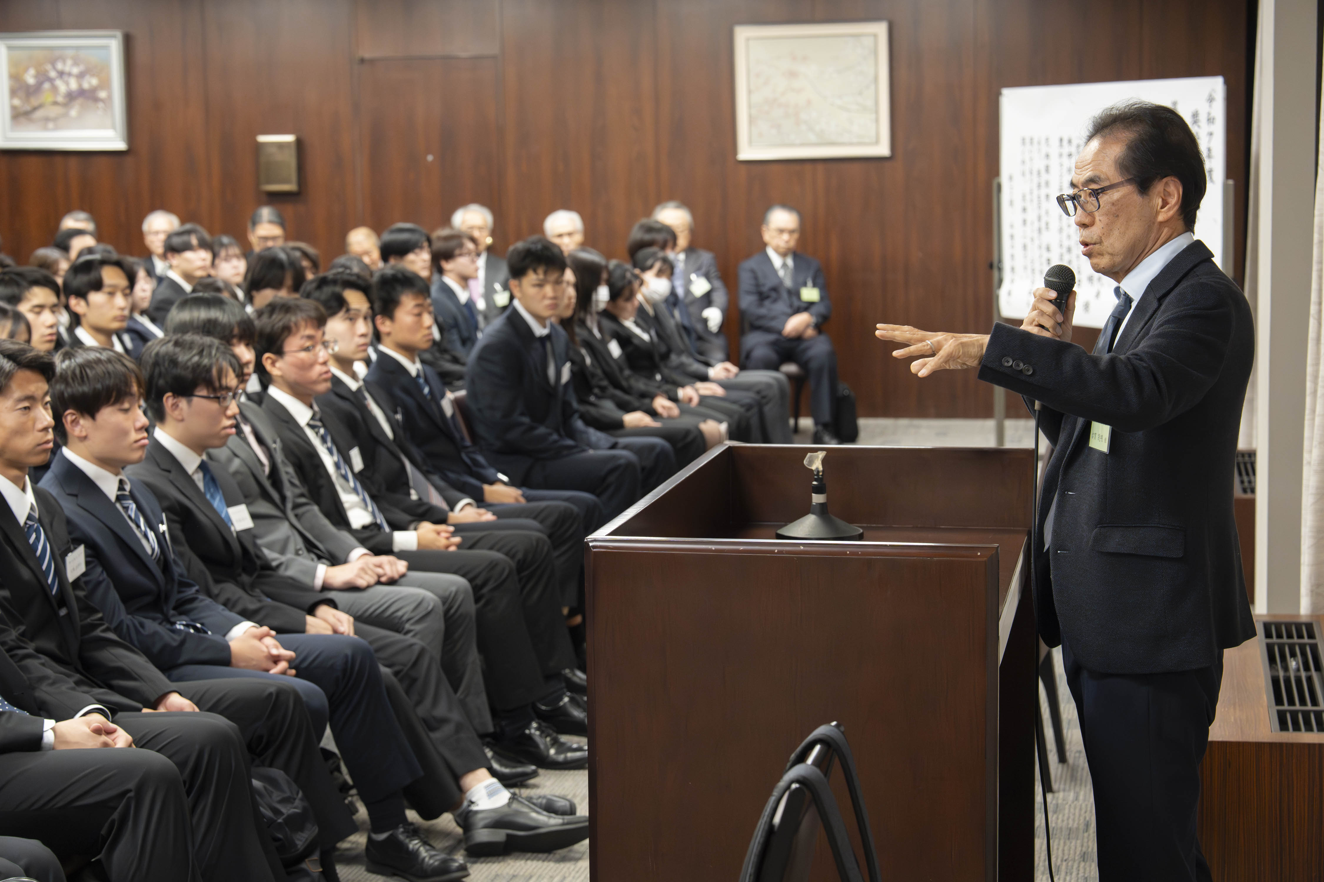 奨学生の集いでの講演の様子