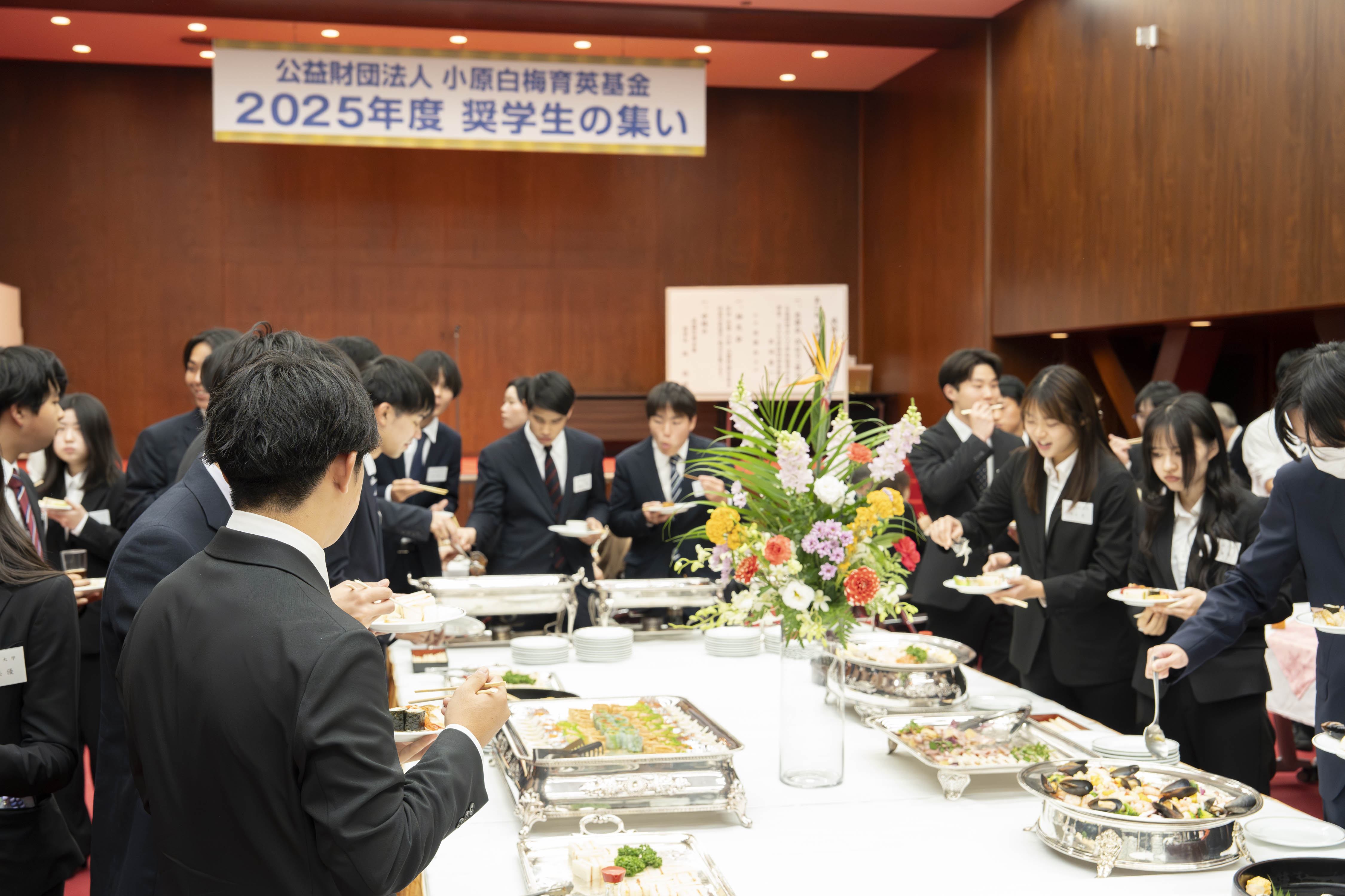 奨学生の集いでの会食懇親の様子